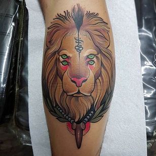 Tatuaje de León con ojos de fuego por Eric Moreno @ericmoren0
