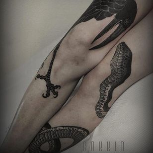 Collar y serpiente a través de instagram gakkinx #blackwork #serpiente #serpiente #cuervo # pájaro #negativespace #japonés #gakkin