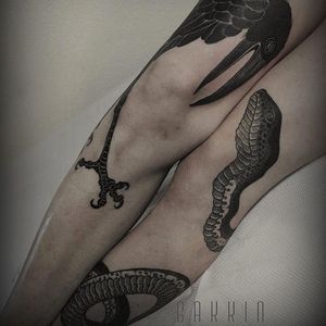 Crow and serpent via instagram gakkinx #blackwork #snake #serpent #crow #bird #negativespace #japanese #gakkin