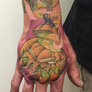 Tatuaje de mano espeluznante de Jack-o-Lantern por Jack Douglas.  #nuevaescuela #JackDouglas #halloween #calabaza #jackolantern
