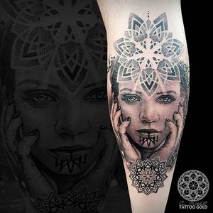 Stunning portrait juxtaposed with geometric imagery. Geometric tattoos by Coen Mitchell are one of the best ones out there #coenmitchell #details #geometric