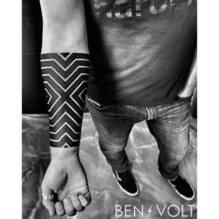 Una obra de arte corporal muy X-treme de Ben Volt (IG - Benvolt).  #BenVolt #blackwork #Fed # axilas #negativespace