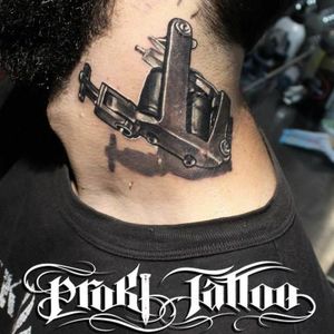 Máquina de tatuagem de bobina feita no pescoço! #tattoomachine #maquinadetatuar #KostasProki #realismo #pretoecinza #blackandgrey #tatuadorgrego #brasil #brazil #portugues #portuguese