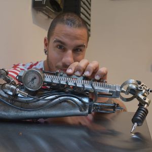 The Steampunk prosthetic creation of Gonzal for JC Sheitan #JCSheitan #prostheticarm #tattooartist #Gonzal #amputee #tattoomachine