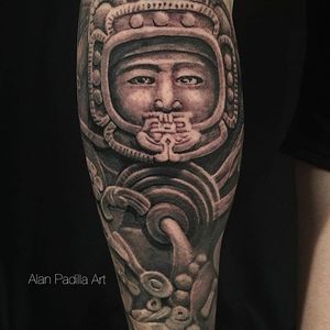 One of Alan Padilla's excellent tattoos that draw from ancient Mayan sculptures (IG—alanpadillaart). #AlanPadilla #blackandgrey #largescale #Mayan #realism #sculptural #soft