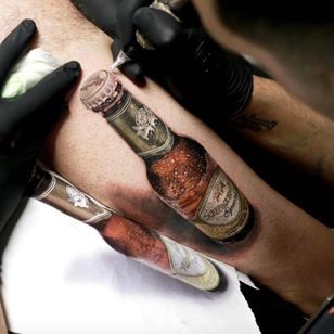 Es imposible mirar este tatuaje de Alex Legaza sin querer uno frío.  (Vía IG - alexlegaza_la) #colorrealismo #cerveza