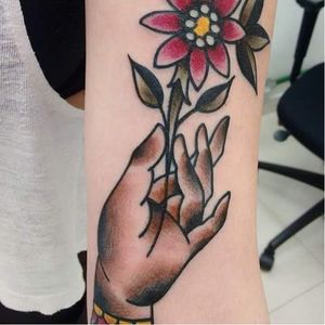 Feita por Oca Tattoo #OcaTattoo #flower #neotraditional #hand #brazil