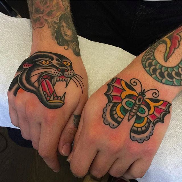 Cabeza de pantera y mariposa.  Tatuajes de manos limpios y sólidos de Nick Mayes.  #NickMayes #NorthSeaTattoo #traditional tattoo #classic tattoos #panther #butterfly