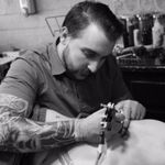 Luc Suter working on a client at Black Diamond Tattoo in Los Angeles Photo from Black Diamond Tattoo webpage #LucSuter #BlackDiamondTattoo #LosAngeles #blackworker #fineline #realistic
