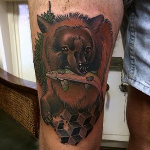 Este oso acaba de pescar.  Tatuaje de Jasmin Austin.  #neotradicional # oso #pescado #JasminAustin