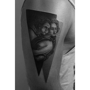 We love how this couple by Pawel Indulski (IG—dotyk.tattoo) look as if they are creating the wind. #artistic #blackandgrey #couple #dotwork #PawelIndulski #pointillism #stippling