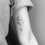 Fine line posy tattoo by Lara Maju. #LaraMaju #fineline #handpoke #germany #hamburg #posy #flower #subtle
