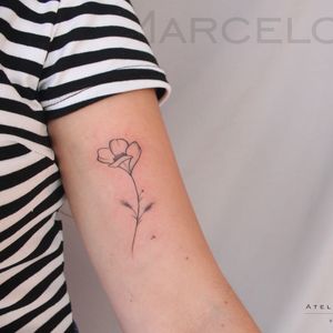Tattoo por Marcelo Ret! #MarceloRet #TatuadoresBrasileiros #TatuadoresdoBrasil #TattooBr #TattoodoBr #fineline #traçofino #linhafina #minimalista #minimalist #flor #flower