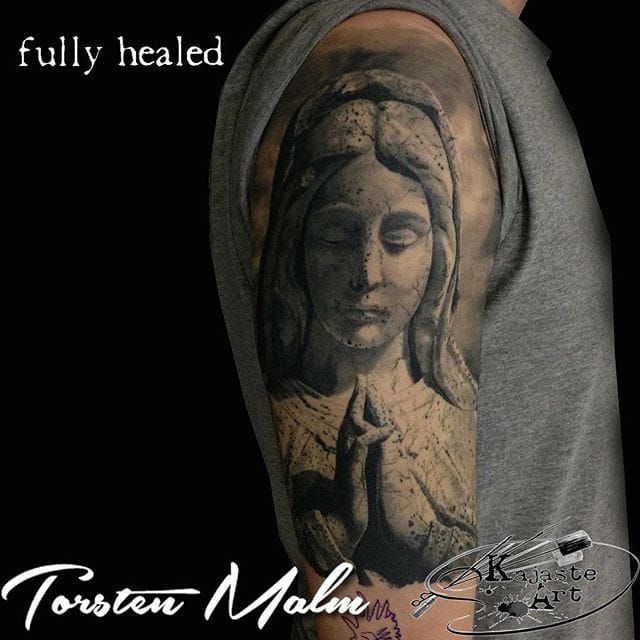 Tatuaje de la estatua de la Virgen María de Torsten Malm.  #realismo #estatua #Jomfru Maria #TorstenMalm