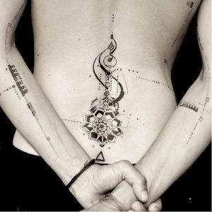 Inspiring spine tattoo by Marie Roura #MarieRoura #graphic #spiritual #geometric #dotwork #spine