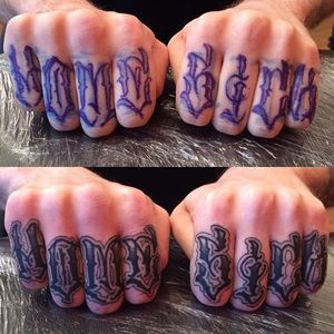 'Home Sick' Lettering Tattoo by Niorkz Meniconi #Lettering #KnuckleTattoos #LetteringKnuckleTattoos #ScriptTattoos #Script #FingerTattoos #NiorkzMeniconi