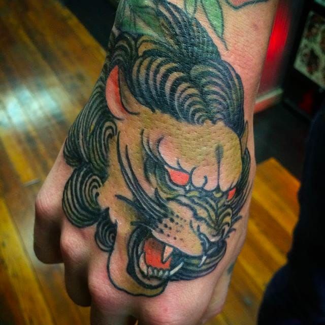 Tatuaje de mano de cabeza de león rugiente de Aaron Harman.  #AaronHarman #NeoTraditional #SVNHOUSE # león # cabeza de león # tatuaje de mano