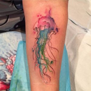 Por Vy Nguyen #VyNguyen #aguaviva #jellyfish #jellyfishtattoo #watercolor #aquarela #colorida #colorful #fineline