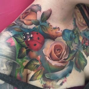 Absolutely breathtaking nature imagery on this chest-piece by Lianne Moule (IG—liannemoule). #ladybugs #LianneMoule #nature #painterly #roses #watercolor