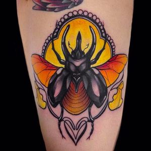 Solid and clean scarab beetle tattoo by Giulia Bongiovanni. #giuliabongiovanni #neotraditional #coloredtattoo #scarab #beetle