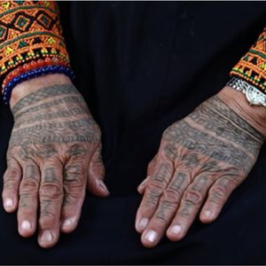 A photo of an elderly Paiwan woman's traditional hand tattoos. #aboriginal #AncestralGlory #Paiwan #Taiwan #yifuchi