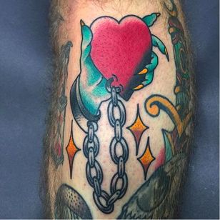 Tatuaje de corazón de Richie Clarke #RichieClarke #ForeverTrue #trad #tradicional #corazón #tradicionalcorazón