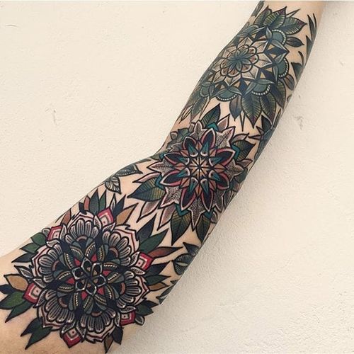 A stunning bunch of flowers by Mico (Instagram @micotattoo) done in an excellent combination of geometrically ornamental and traditional style. #bold #elaborate #flowers #geometric #Mico #neotraditional #ornate #sleeve