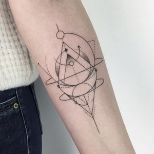Geometric tattoo by Erensu Ekmekciler #erensuekmekciler #geometrictattoos #linework #dotwork #shapes #circle #triangle #arrow #tattoooftheday