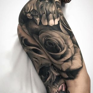 Tatuaje de rosa negra y gris de Fibs.  #Fibs #JuvelVasquez #black grey #realistic #bodysuit #rose
