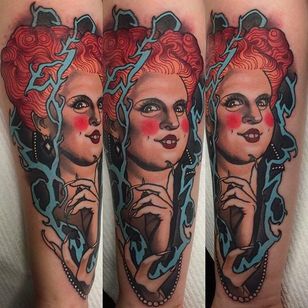 FANTÁSTICOS, los tatuajes neotradicionales de Emily Rose Murray están bien diseñados y ejecutados.  Tatuaje de Bette Means de la película Hocus Pocus.  #emilyrosemurray #neotradicional #hokuspokus
