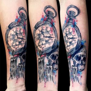 Uma das tatuagens feitas pelo Chris Santos. #relogio #watch #vela #candle #caveira #skull #aquarela #watercolor #ChrisSantos #CalaveraTattooStudio