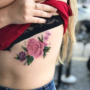 Por Vic Nascimento #VicNascimento #brasil #brazil #TatuadorasDoBrasil #brazilianartist #fineline #botanica #botanical #colorful #colorida #flor #flower #leaf #folha #delicate #delicada #rose #rosa
