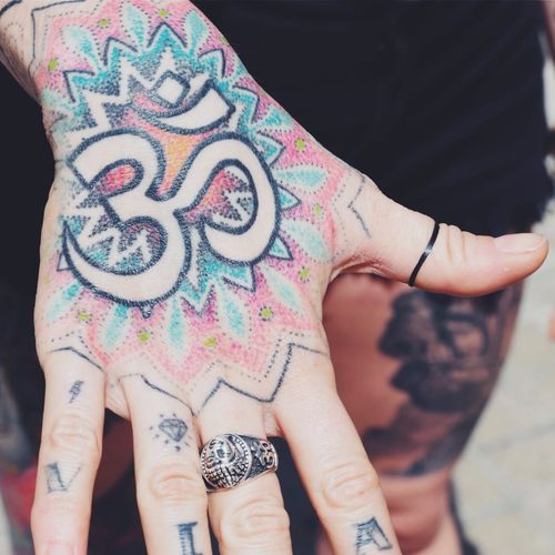 Vibrant om symbol combined with mandala design #hand #omsymbol #patterns #sacredgeometry #spiritual #mandala #colormandala #TattooStreetStyle #StreetStyle