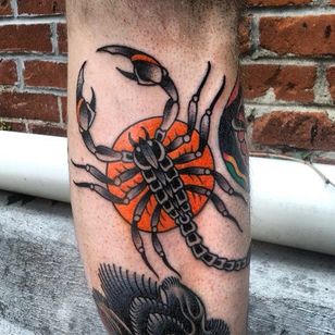 Tatuaje de escorpión tradicional, artista desconocido / via tattoo-journal.com #traditional #scorpion