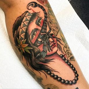 La cabeza de una dama de la que sale un escorpión.  Tatuaje de escorpión por Brandon Huckabey #BrandonHuckabey #scorpion #traditional