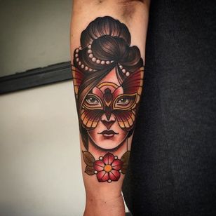 Dama neo tradicional con una máscara de mariposa.  Tatuaje de Fraser Peek.  #neotradicional #mariposa #mascara #enmascarada #mujer #mujer