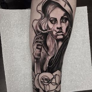 Blackwork misteriosa mujer fumando tatuaje de Neil Dransfield.  #NeilDransfield #blackwork #neotraditional #mashup #mystic #mujer #fumando