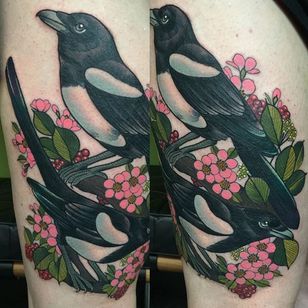 Tesoros, flores y bayas de Charlotte Timmons.  #neotraditional #bird #magpie #flowers #berries #CharlotteTimmons