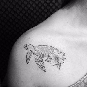 Mai Dalpiaz. #MaiDalpiaz #tartatuga #turtle #flor #flower #tatuadoresdobrasil #DiaDoTatuador #tatuadorasdobrasil