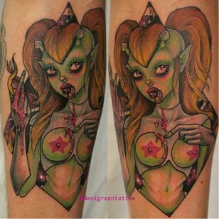 Tatuaje pin-up alienígena de Dani Green #DaniGreen #newschool #pinupgirl #alien