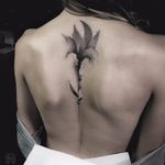 Linda flor #DenerSilva #tatuadoresdobrasil #brasil #brazil #brazilianartist #sketch #sketchstyle #blackwork #flor #flower #botanica #botanical#estilorascunho