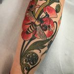 Baby bee and flowers tattoo by Vale Lovette #ValeLovette #color #neotraditional #Artnouveau #fern #leaves #flowers #floral #nature #bee #insect #honeybee #poppy