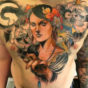 Tatuaje en el pecho por Håkan Hävermark