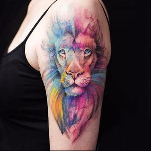 Uma explosão de cores #VersusInk #leao #lion #liontattoo #lionhead #felino #reidaselva #theking #animaltattoo #tatuagemdeaninais #watercolor #aquarela