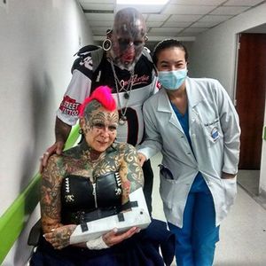 The doctor in ER who attended Gaby and Victor Peralta in the hospital after the accident photo from Keila Dalia C. Ardila Argüello on Facebook #GabyPeralta #TattooMusicFest #Bogota #suspension #accident #GuinnessWorldRecord #tattooedcouple