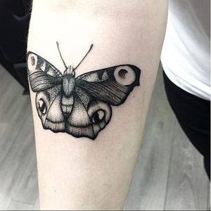 A gorgeous illustration of a moth via Rebecca Vincent (IG-rebecca_vincent_tattoo). #blackwork #illustrative #moth #RebeccaVincent