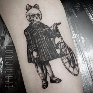 Criança (?) por Nina Paviani! #NinaPaviani #tatuadorasbrasileiras #tatuadorasdobrasil #tattoobr #tattoodobr #kid #horror #girl #menina #skull #cranio #caveira #bicicleta #bicycle