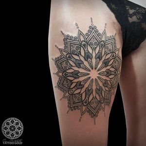 Upper leg Mandala. Damn, geometric tattoos by Coen Mitchell can be so creative! #coenmitchell #details #geometric