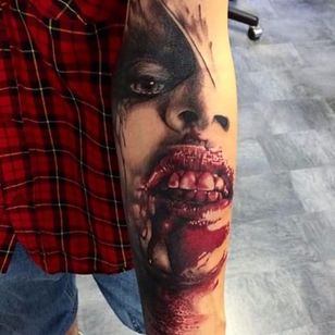 Increíbles efectos de sangre en este diseño.  Tatuaje de Florian Karg #blackandgrey #realism #hyperrealism #FlorianKarg #darkart #kranier #visciouscircletattoo #germantattooers #bloody