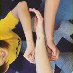 Selena Gomez, Alisha Boe e Tommy Dorfman, produtora e atores de 13 Reasons Why #pontoevirgula #semicolon #projectsemicolon #projectsemicolontattoo #13reasonswhy #selenagomez #alishaboe #tommydorfman #netflix #depressao #serie